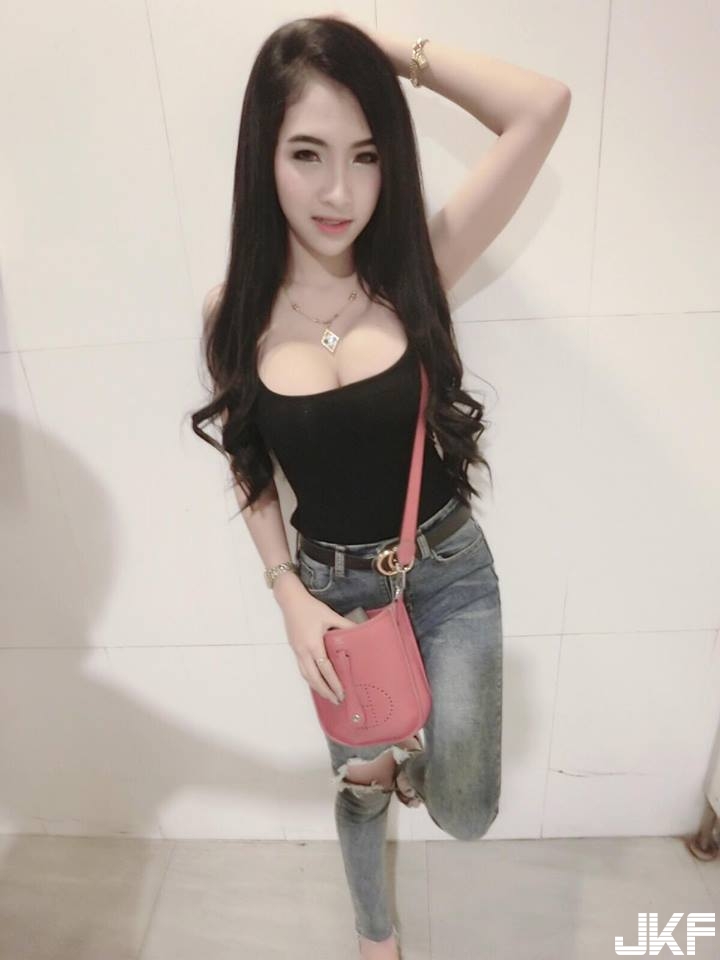 泰國「刺青爆乳妹」前凸後凸超暴力身材，各種爆乳畫面太逼人了！
