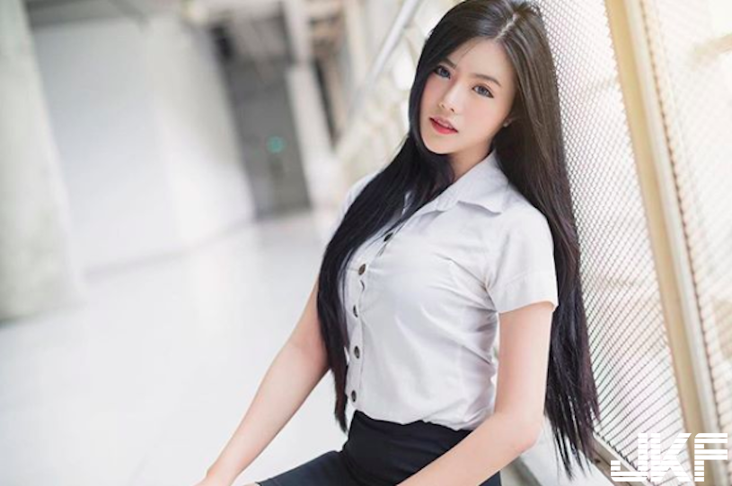 戀愛了！美胸正妹「極品高顏值」甜到讓人蛀牙！超誘惑的「逆天美腿」真的好犯規…