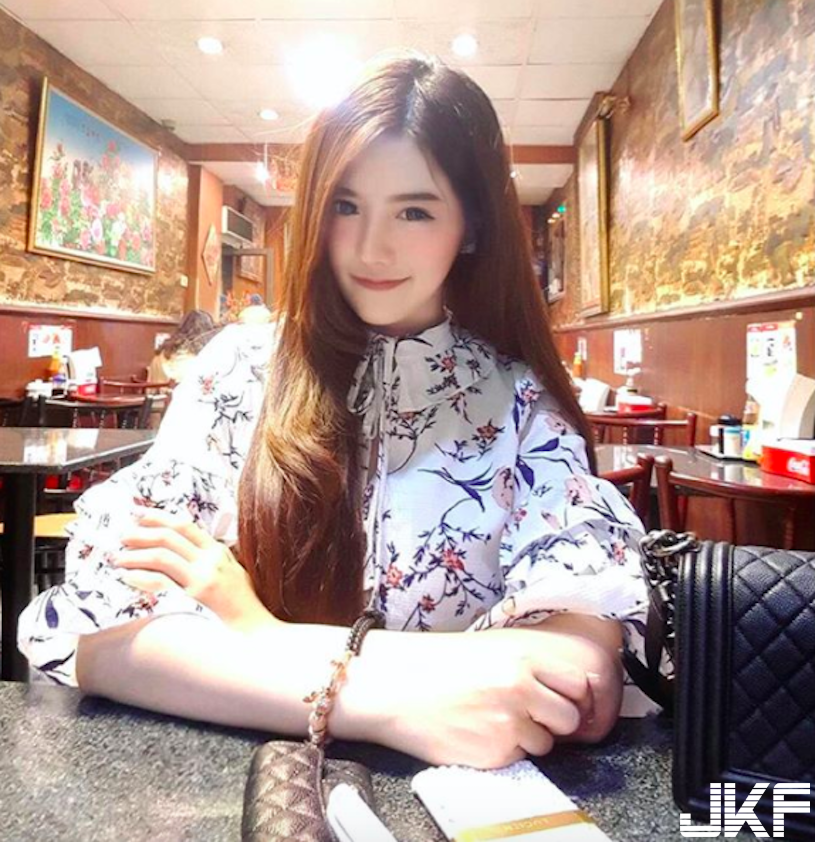 戀愛了！美胸正妹「極品高顏值」甜到讓人蛀牙！超誘惑的「逆天美腿」真的好犯規…