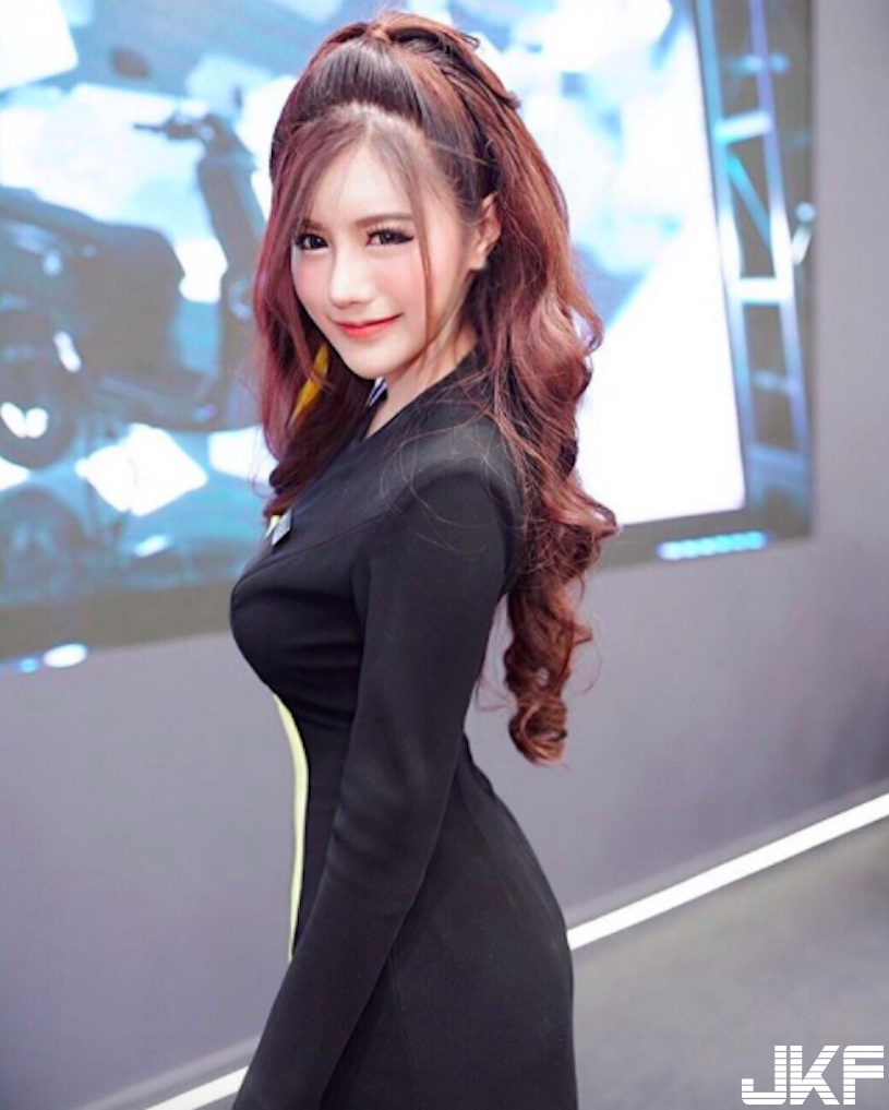 戀愛了！美胸正妹「極品高顏值」甜到讓人蛀牙！超誘惑的「逆天美腿」真的好犯規…