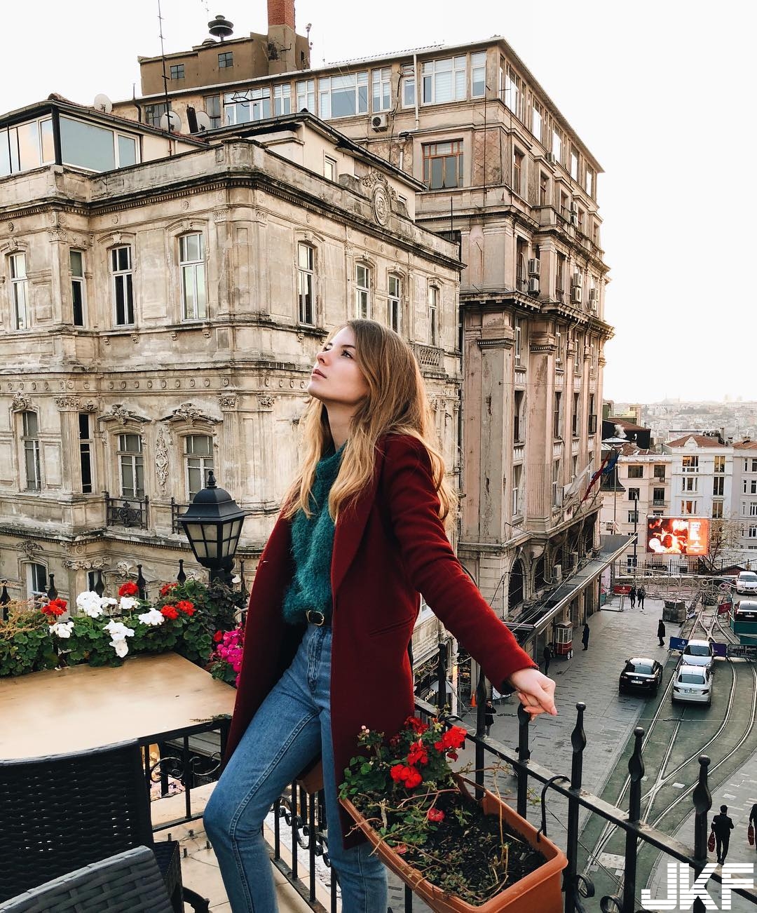 天生麗質！「最美化粧師」天使顏電爆千萬網友　「白嫩胸器」威力超級殺