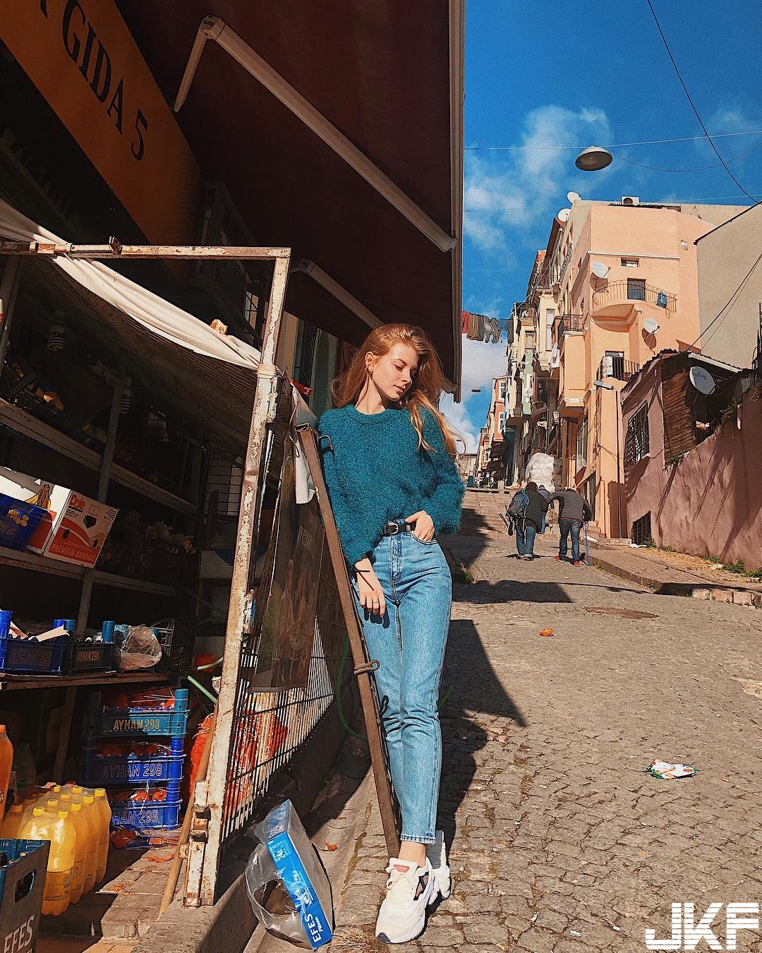 天生麗質！「最美化粧師」天使顏電爆千萬網友　「白嫩胸器」威力超級殺