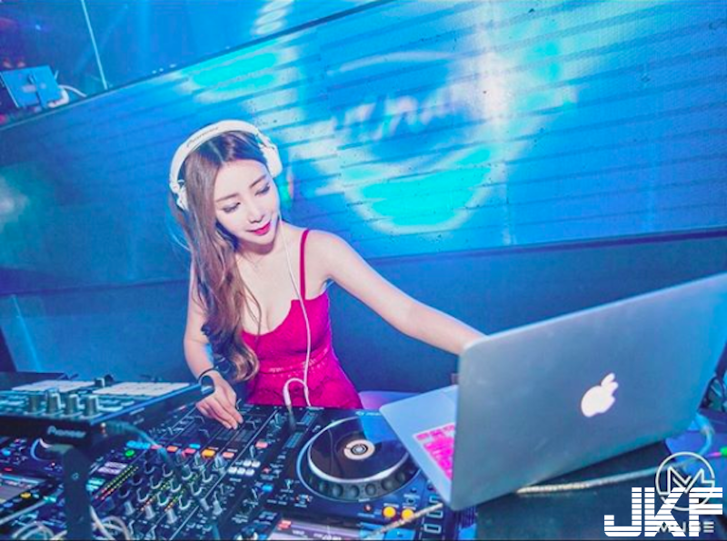 台中夜店出沒！火辣性感「美乳女DJ」！低胸洋裝「爆奶打碟」讓人都瘋狂啦！