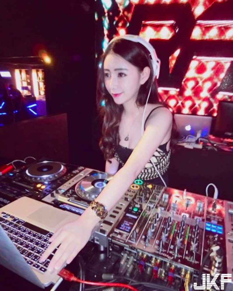 台中夜店出沒！火辣性感「美乳女DJ」！低胸洋裝「爆奶打碟」讓人都瘋狂啦！