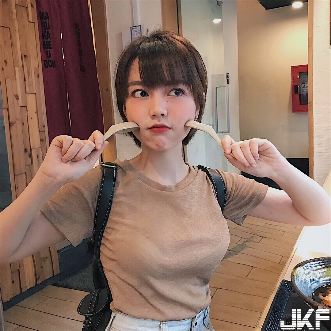短髮正才是真的正！清新「隱乳妹」甜甜讓人想戀愛　貼身衣展現過人乳量！