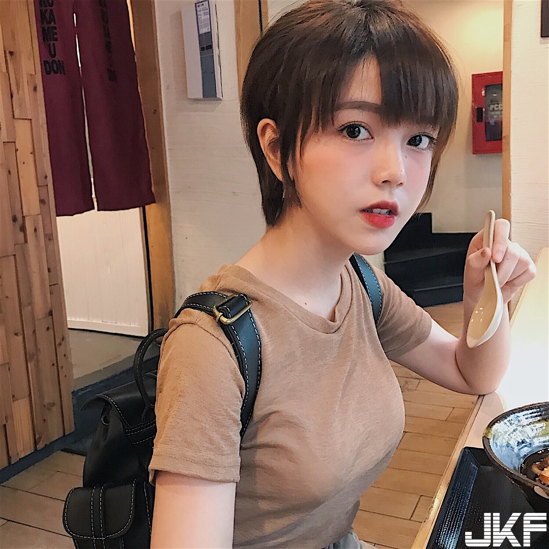 短髮正才是真的正！清新「隱乳妹」甜甜讓人想戀愛　貼身衣展現過人乳量！