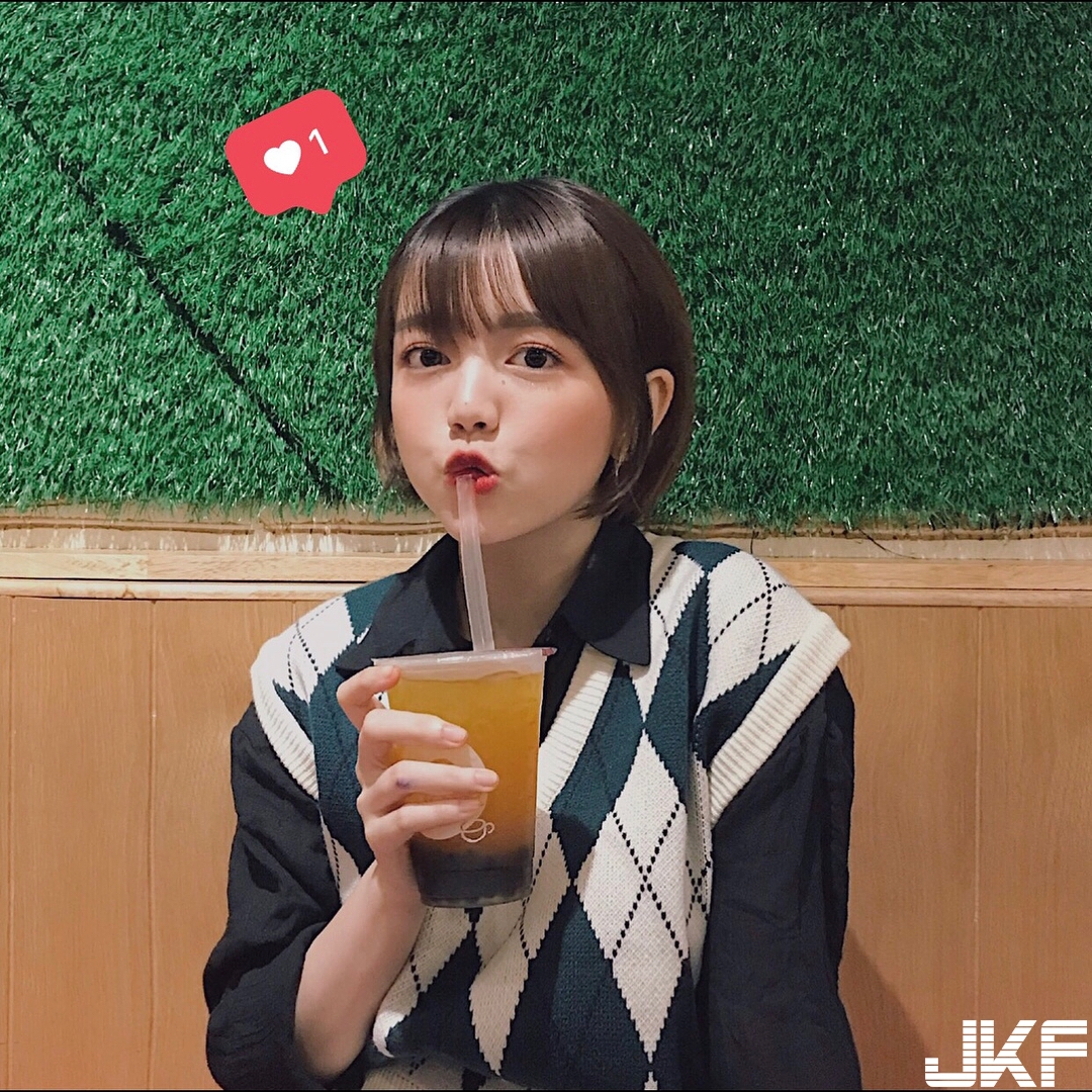 短髮正才是真的正！清新「隱乳妹」甜甜讓人想戀愛　貼身衣展現過人乳量！
