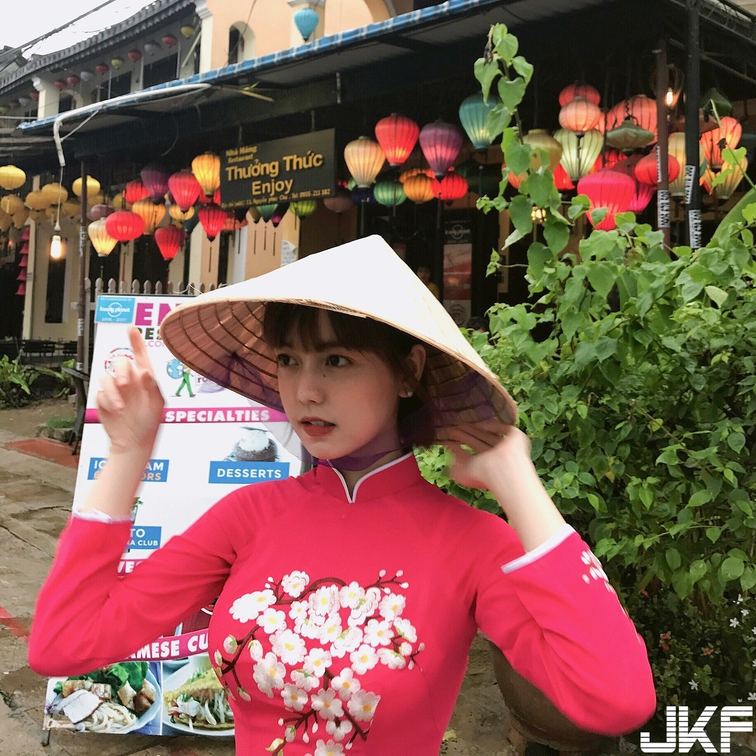 短髮正才是真的正！清新「隱乳妹」甜甜讓人想戀愛　貼身衣展現過人乳量！