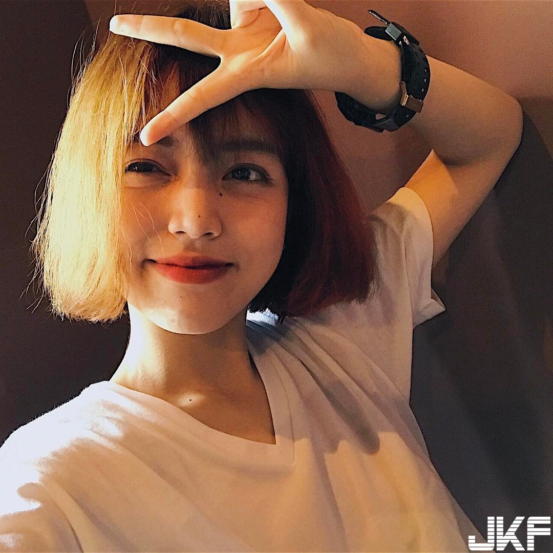 短髮正才是真的正！清新「隱乳妹」甜甜讓人想戀愛　貼身衣展現過人乳量！