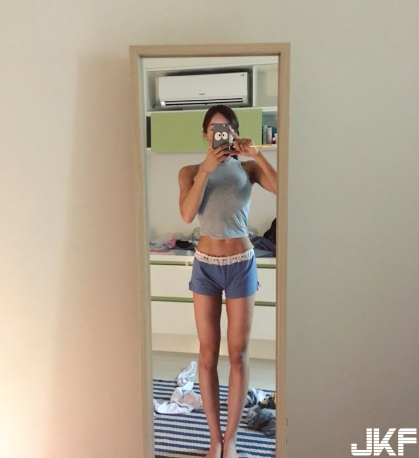 妹子衣服下滑「胸前乳溝」跑出好明顯！美嫩「渾圓蜜桃臀」露在外太誘人啦！