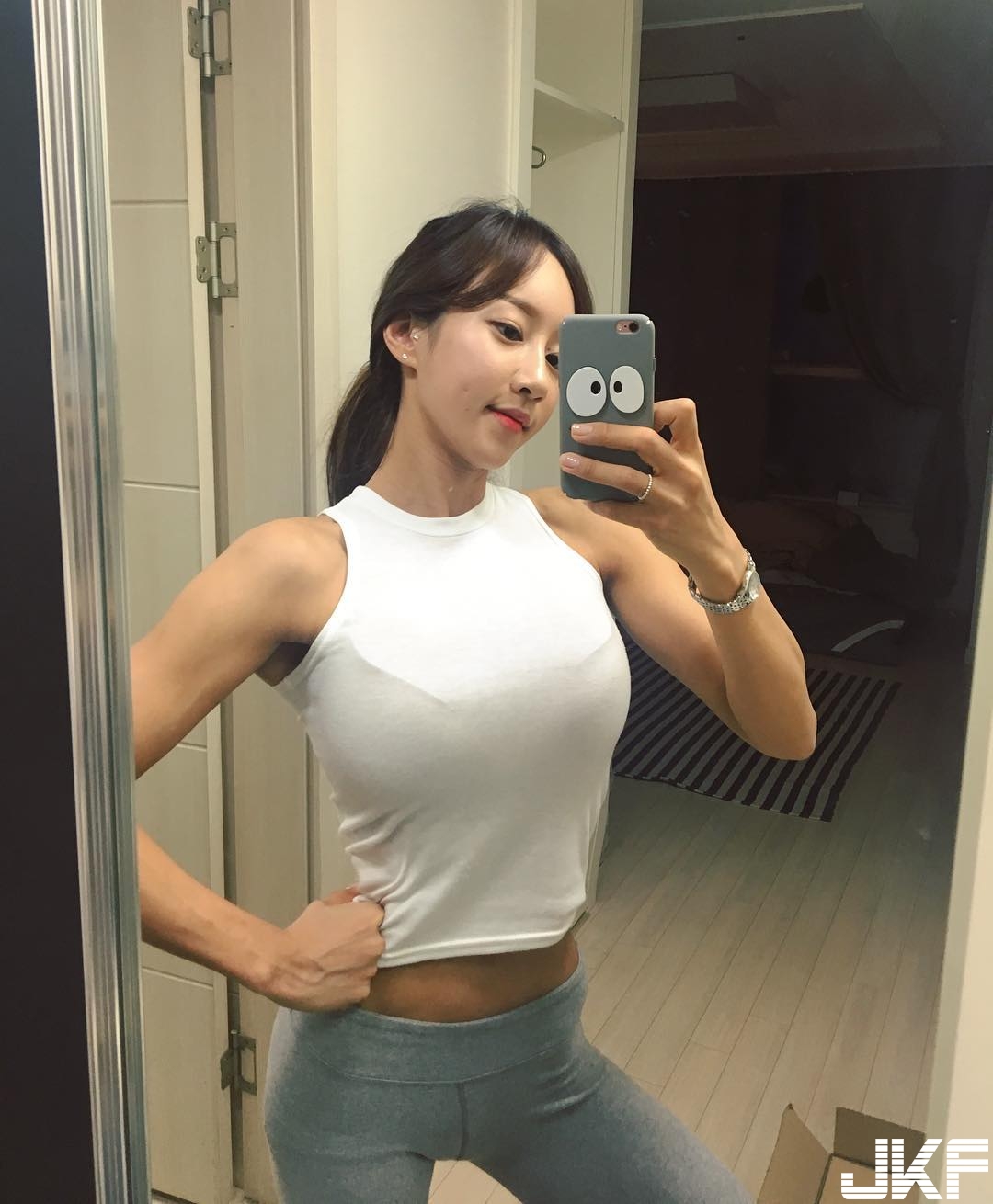 妹子衣服下滑「胸前乳溝」跑出好明顯！美嫩「渾圓蜜桃臀」露在外太誘人啦！