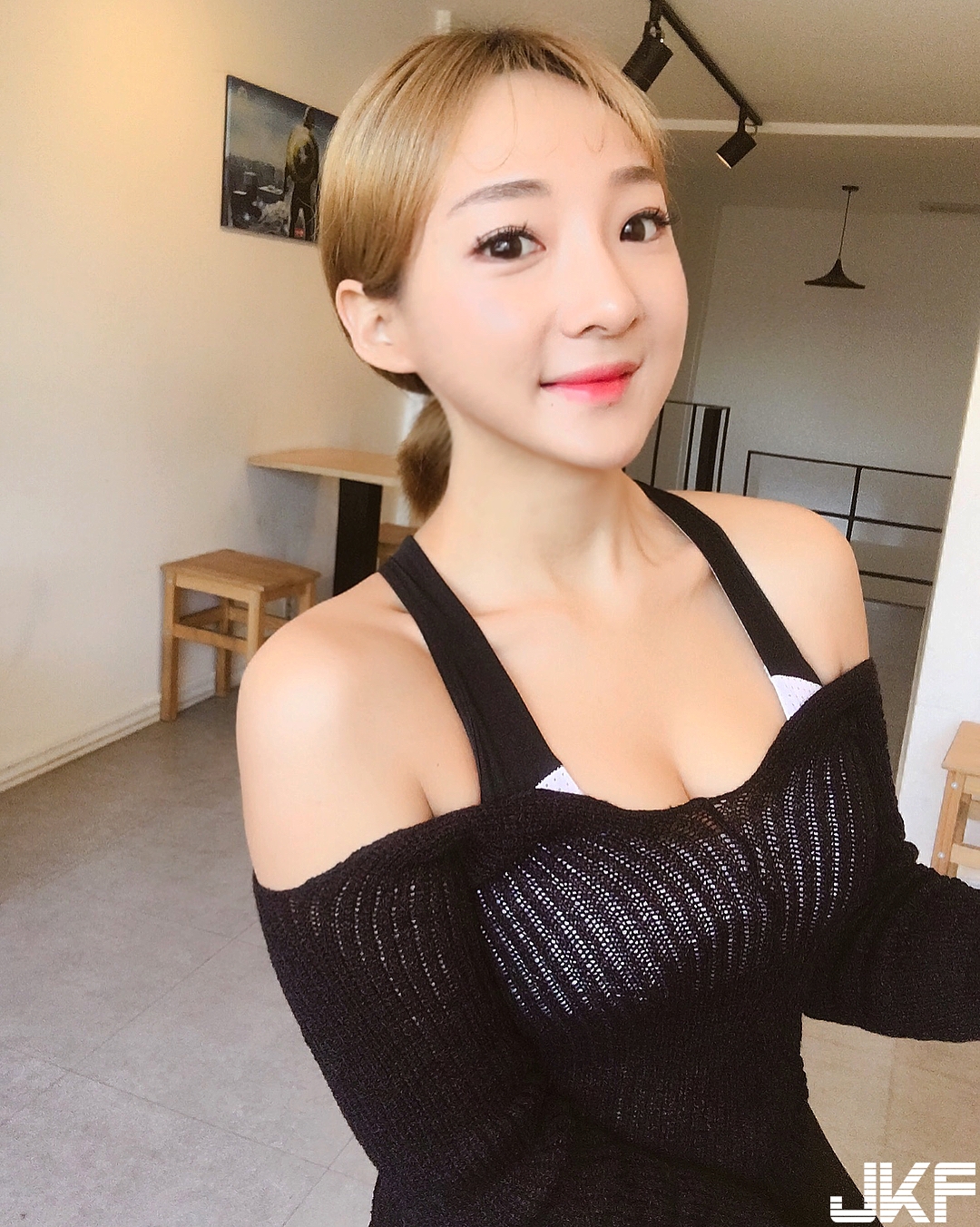 猛！妹子起立坐下「混圓翹臀」緊實乍現，讓人忍不住跟在後面一起動！