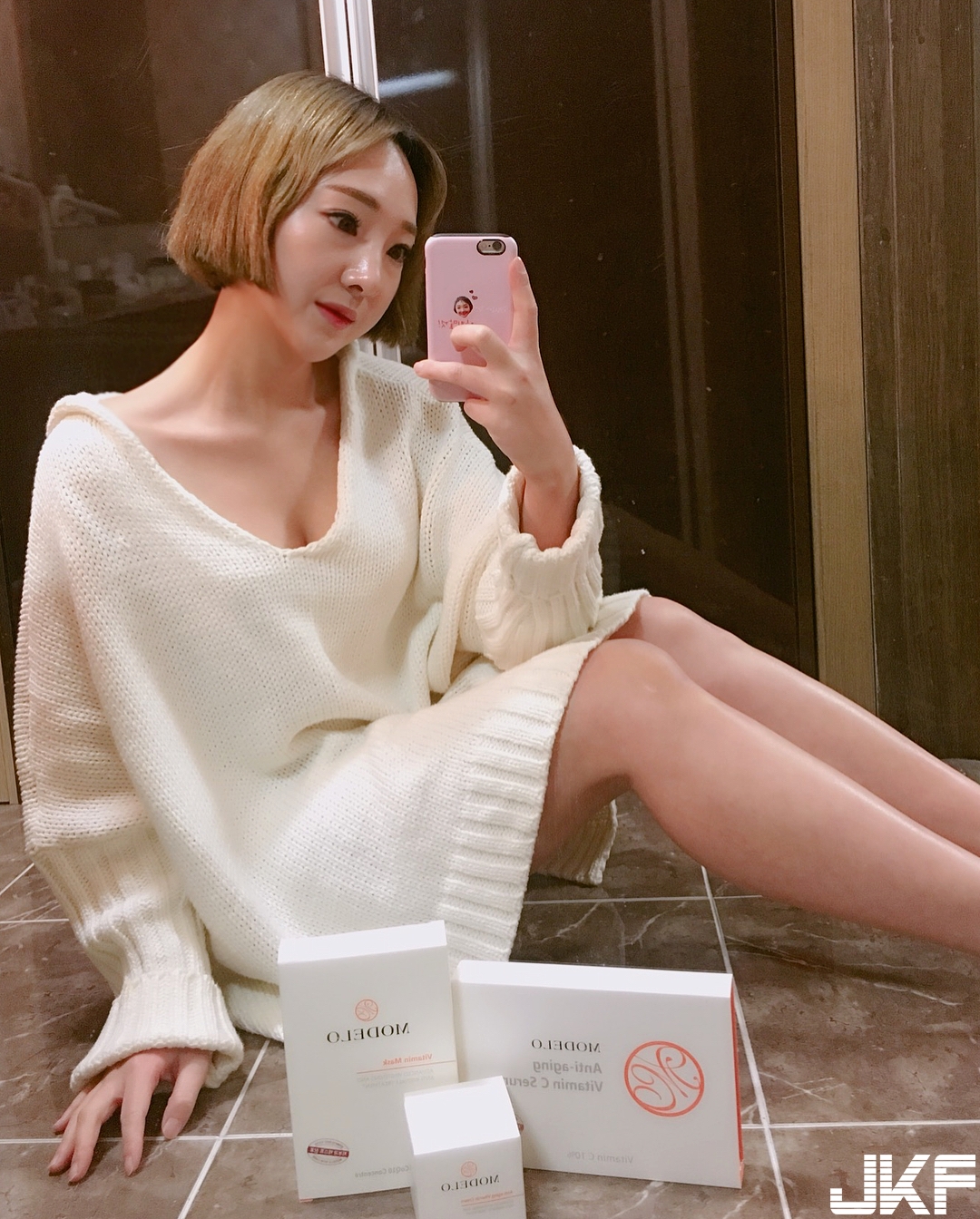 猛！妹子起立坐下「混圓翹臀」緊實乍現，讓人忍不住跟在後面一起動！