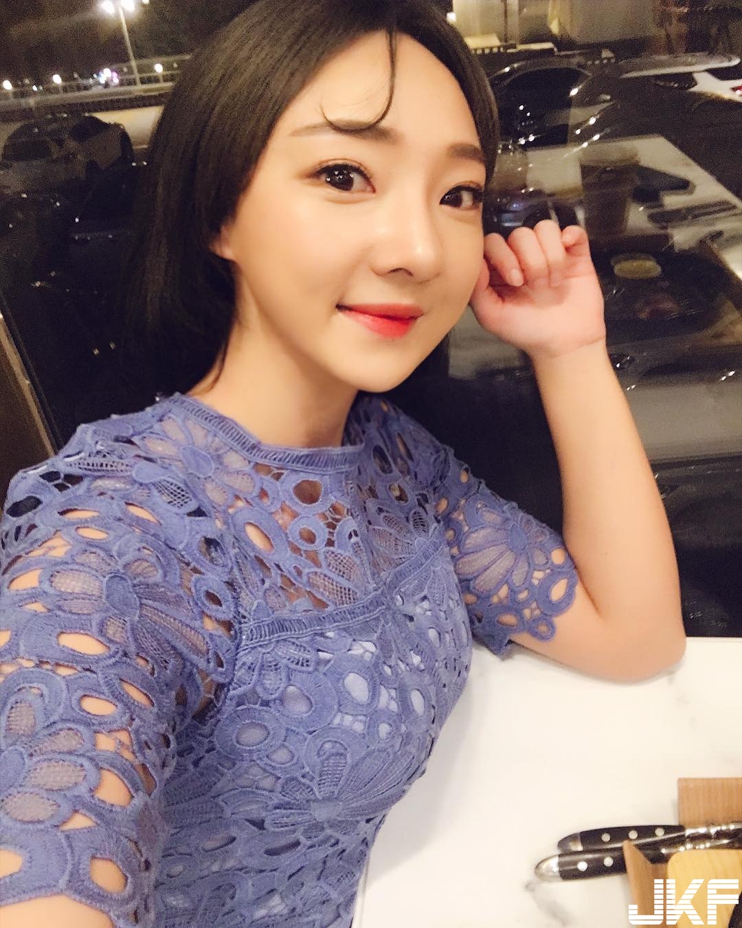 猛！妹子起立坐下「混圓翹臀」緊實乍現，讓人忍不住跟在後面一起動！