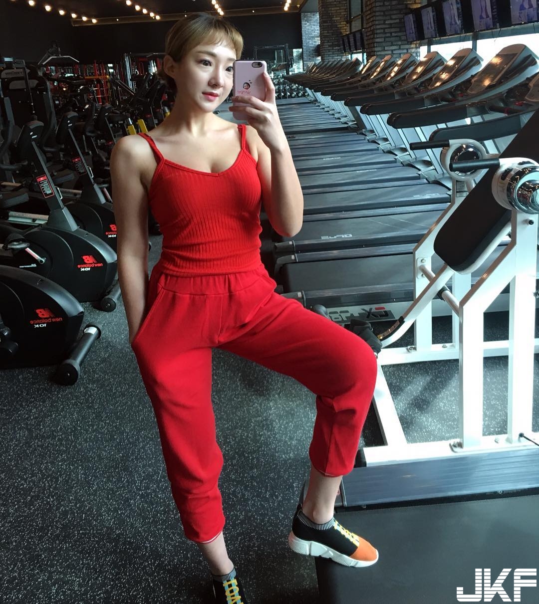 猛！妹子起立坐下「混圓翹臀」緊實乍現，讓人忍不住跟在後面一起動！