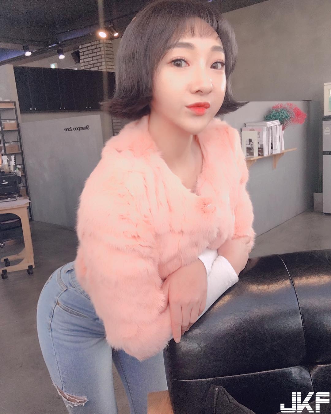 猛！妹子起立坐下「混圓翹臀」緊實乍現，讓人忍不住跟在後面一起動！