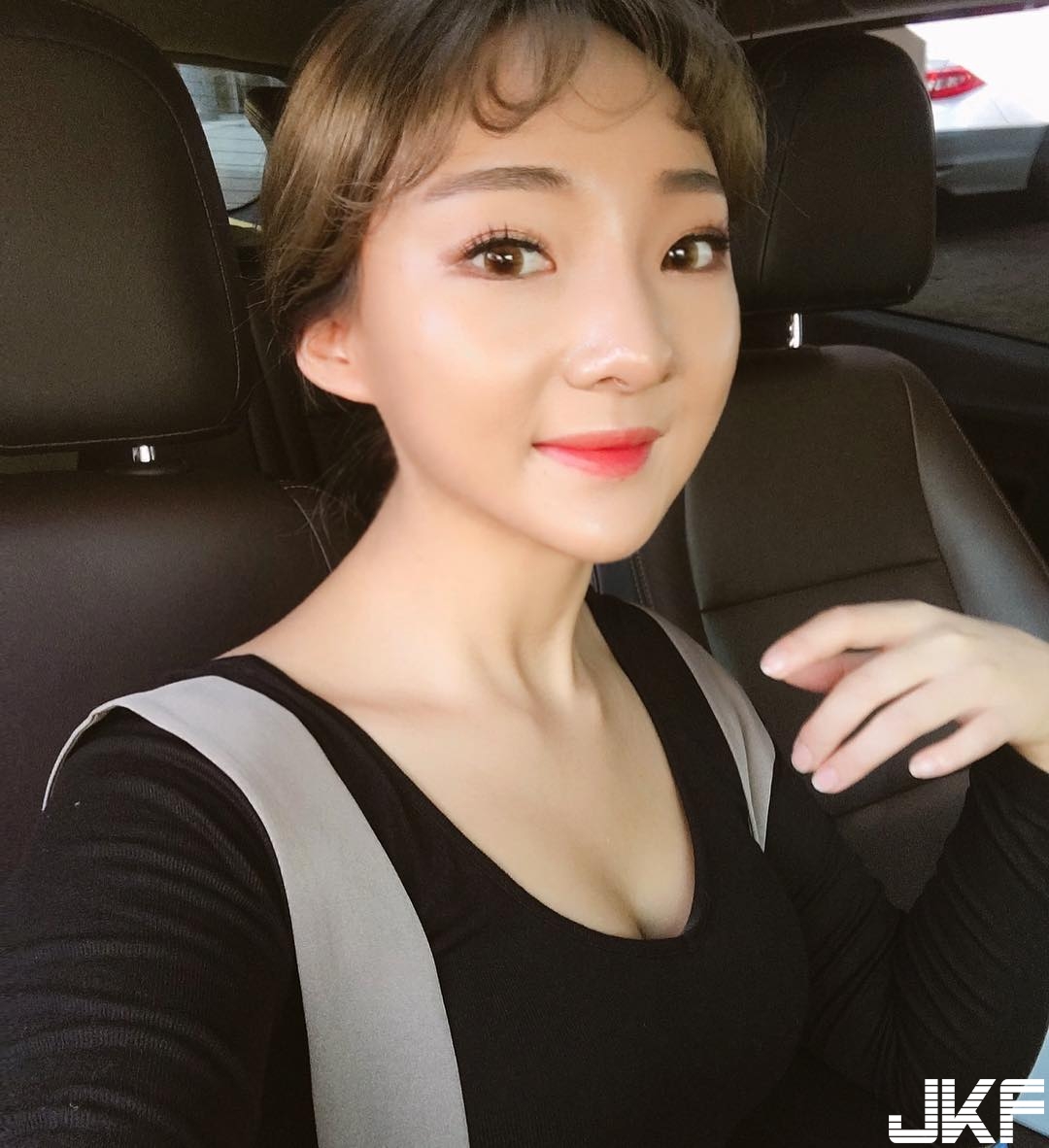 猛！妹子起立坐下「混圓翹臀」緊實乍現，讓人忍不住跟在後面一起動！