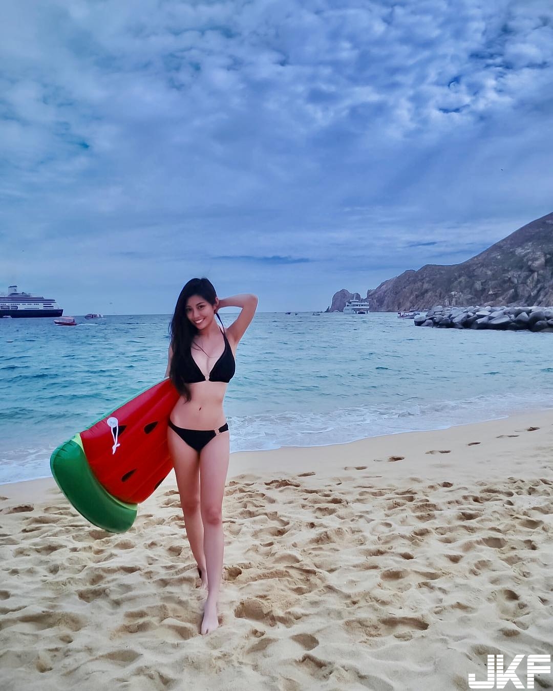 甜美又霸氣！「美乳工程師」超自信笑容加上火辣身材，女王就決定是妳了！