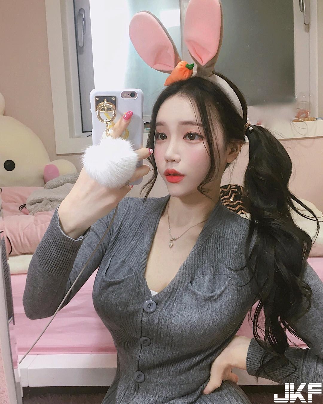 抓寵啦！「邪惡小白兔」深V下拉乳量滿到溢出來&#8230;兇猛動物必須立刻收服！
