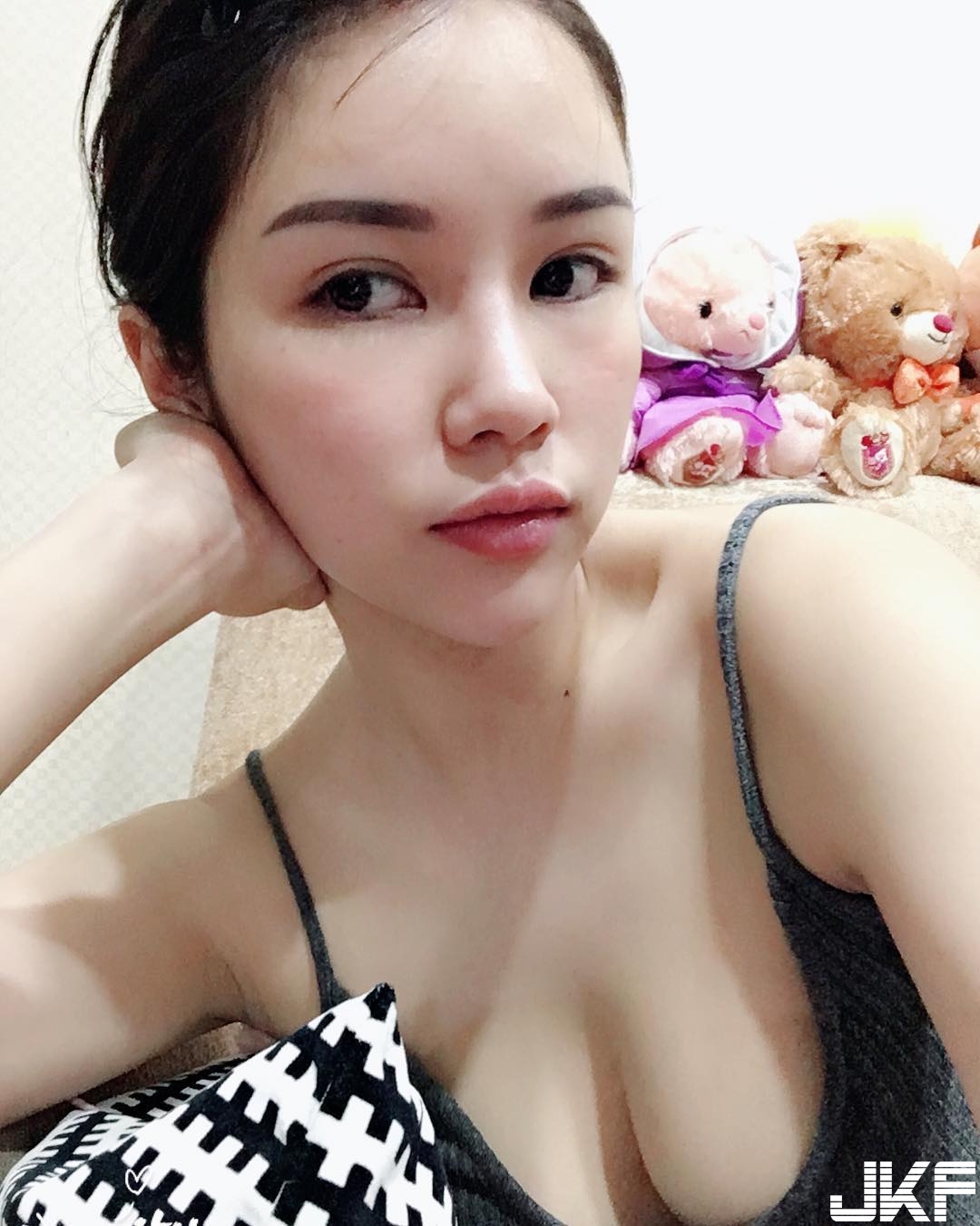 大奶正妹示範「暴力好身材」！「霸氣乳量」開深V都不夠，重量級讓人受不了！