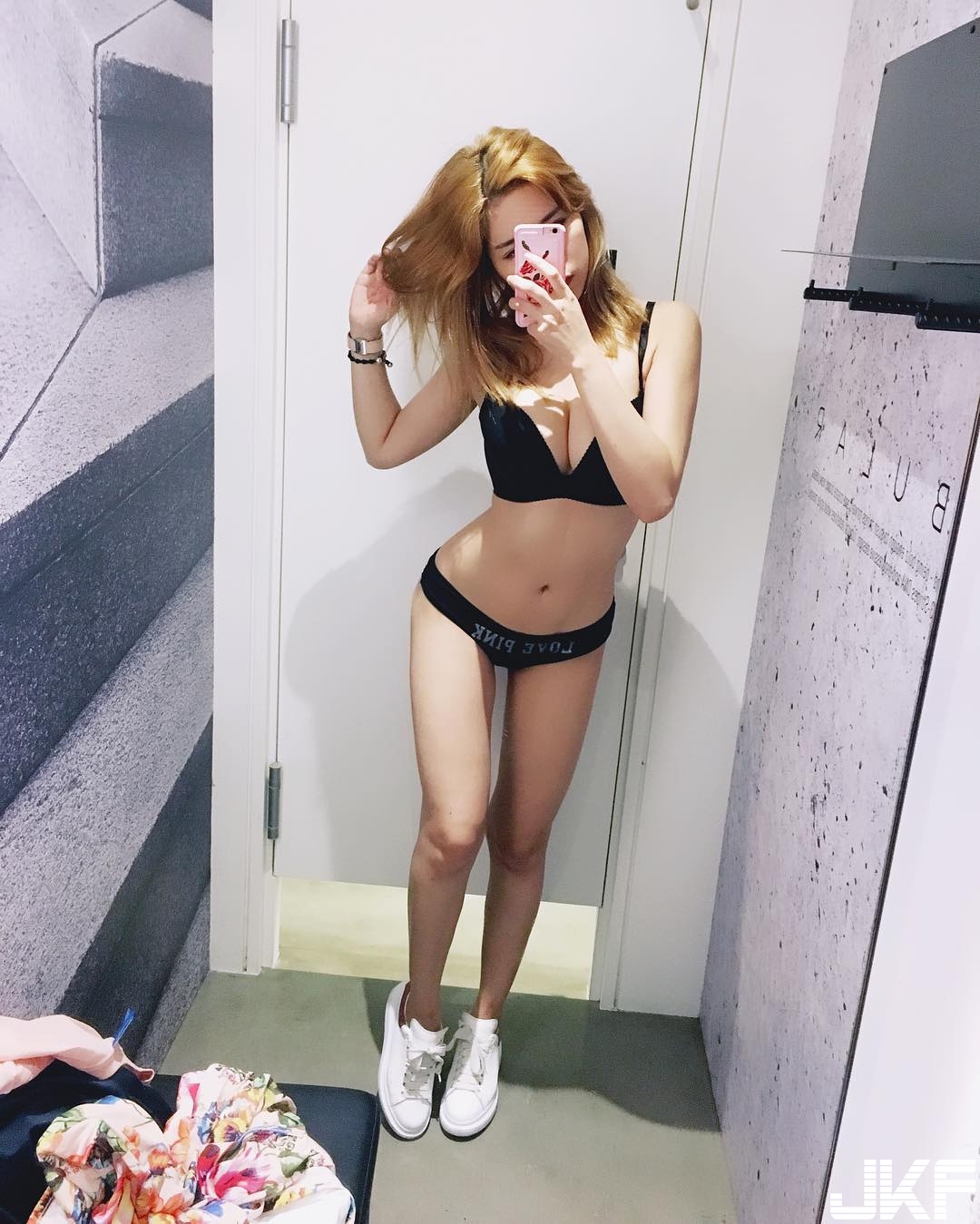 大奶正妹示範「暴力好身材」！「霸氣乳量」開深V都不夠，重量級讓人受不了！