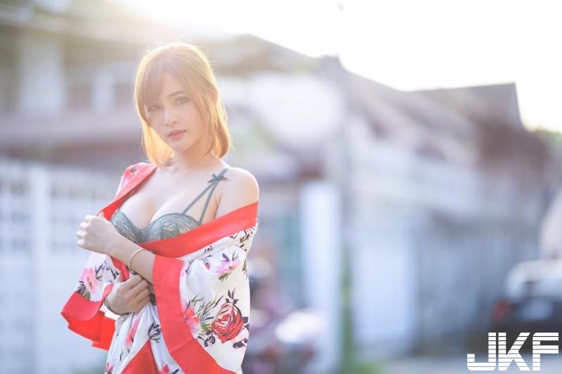 清純可愛「短髮學生妹」！化身「爆奶小貓咪」！黑色吊帶襪性感又邪惡！