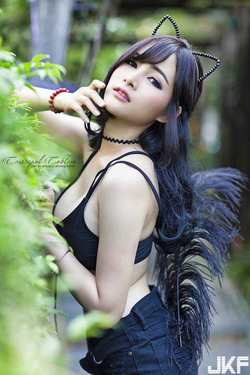 清純可愛「短髮學生妹」！化身「爆奶小貓咪」！黑色吊帶襪性感又邪惡！