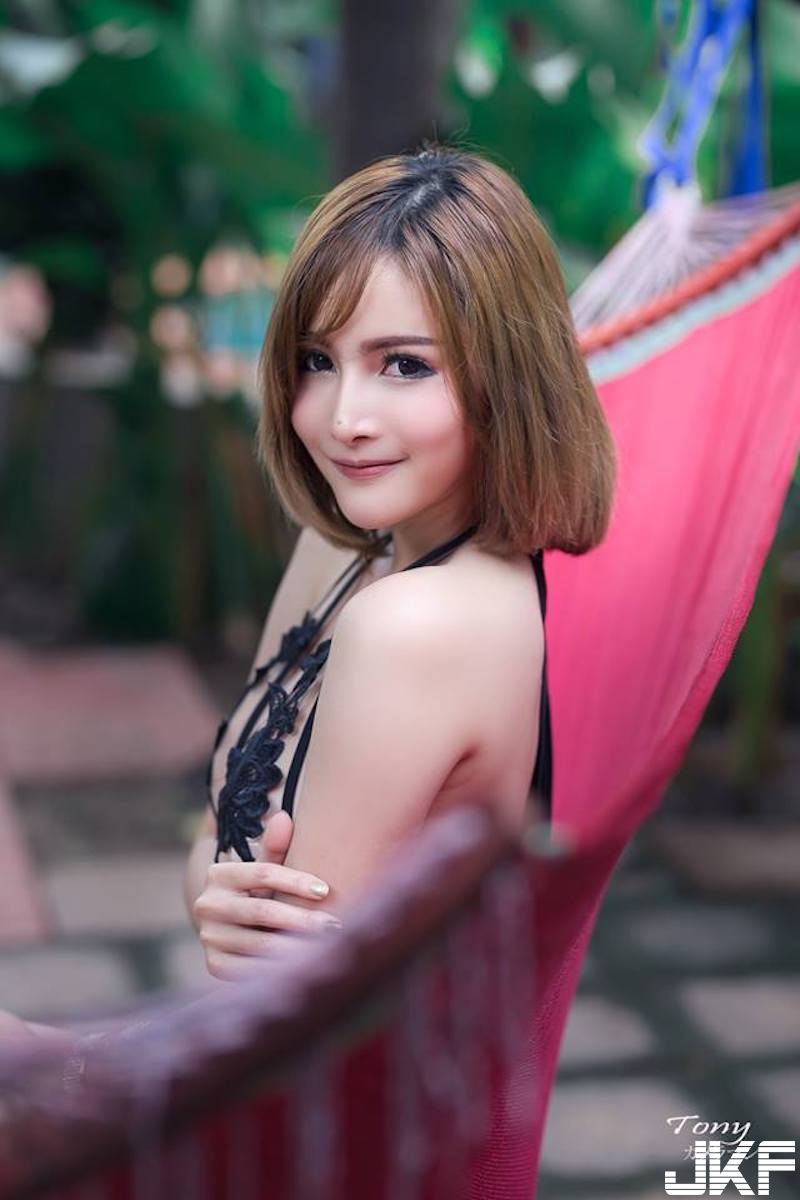 清純可愛「短髮學生妹」！化身「爆奶小貓咪」！黑色吊帶襪性感又邪惡！