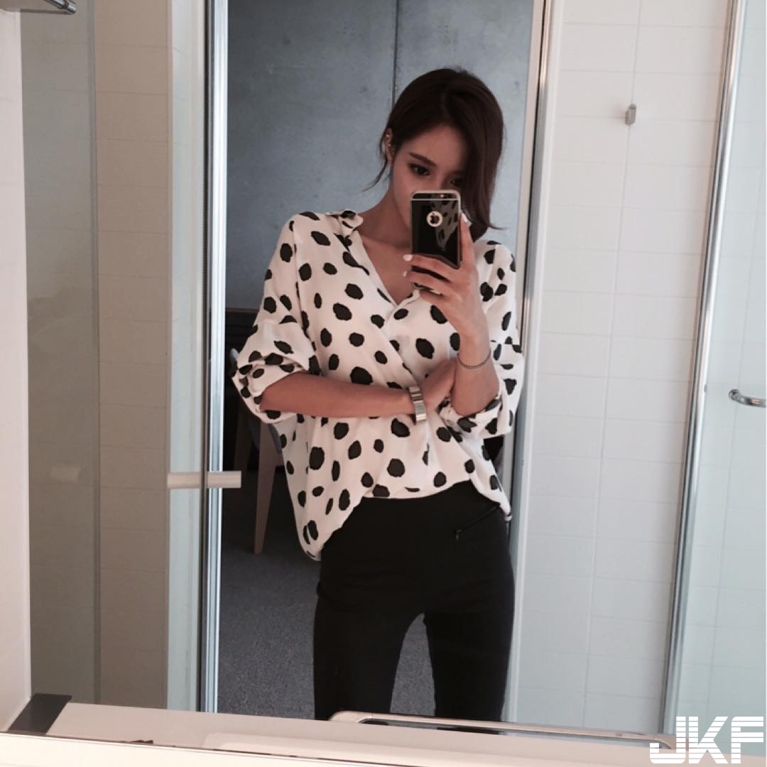 極致誘惑！性感姐姐解放「胸前美嫩乳」，吊帶絲襪「絕對領域」激起邪惡想法