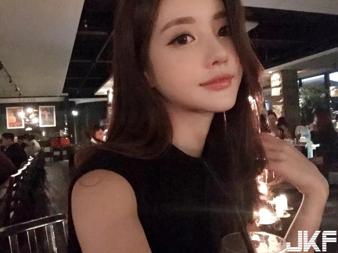 極致誘惑！性感姐姐解放「胸前美嫩乳」，吊帶絲襪「絕對領域」激起邪惡想法