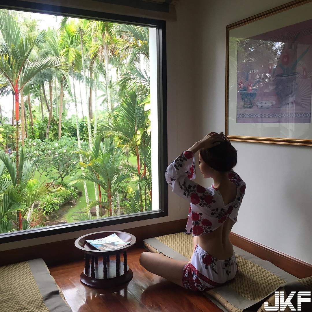 極致誘惑！性感姐姐解放「胸前美嫩乳」，吊帶絲襪「絕對領域」激起邪惡想法