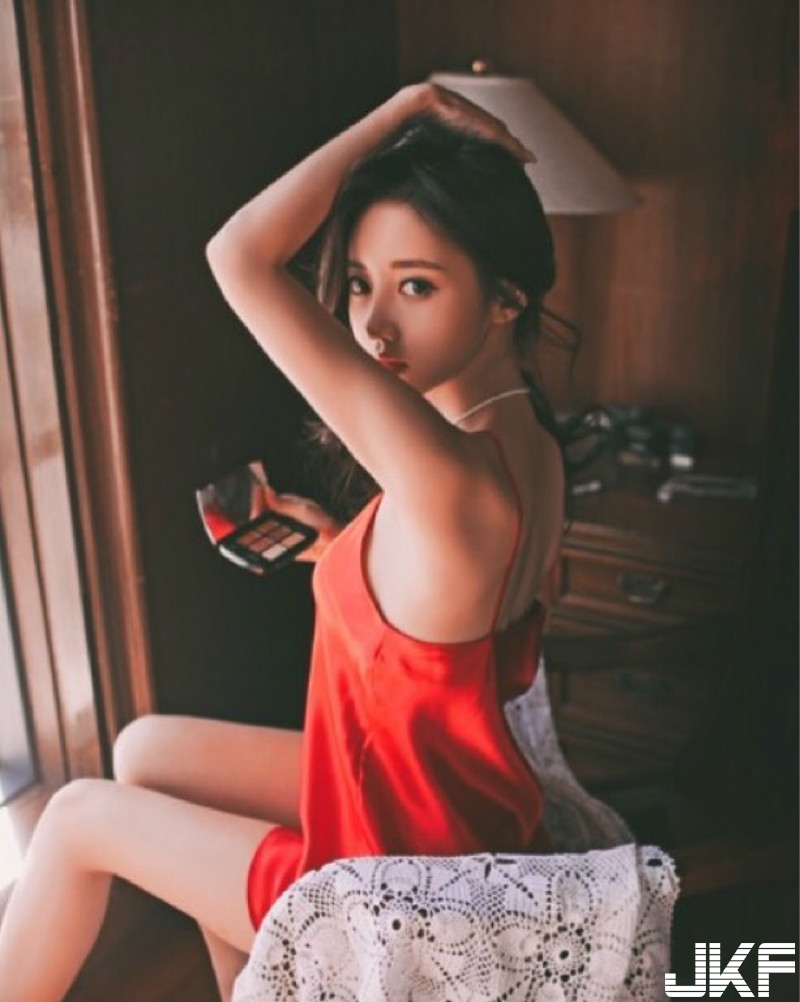 極致誘惑！性感姐姐解放「胸前美嫩乳」，吊帶絲襪「絕對領域」激起邪惡想法