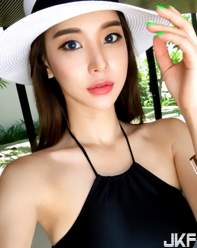 乳力釋放！妹子運動背心做伸展「渾圓大奶」被擠壓 乳量從旁溢出太性感