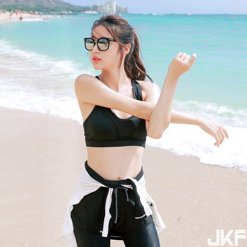 乳力釋放！妹子運動背心做伸展「渾圓大奶」被擠壓 乳量從旁溢出太性感