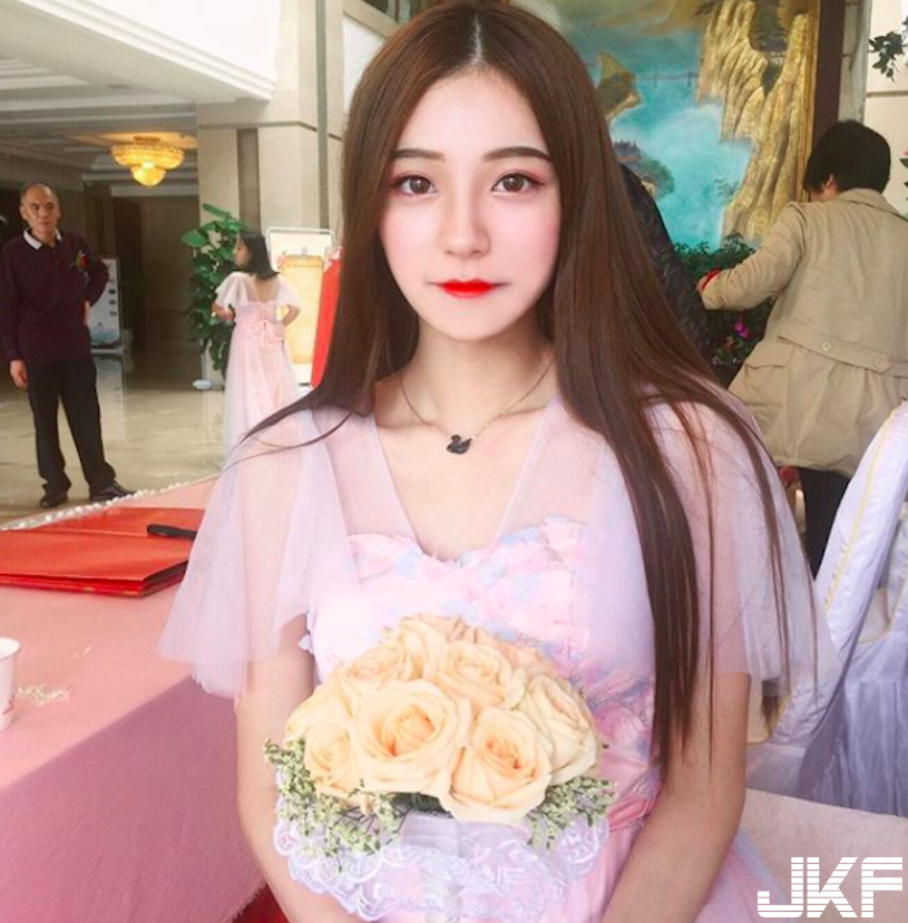 大眼萌妹「白皙美肌超正點」，雪白大長腿真的太誘人！