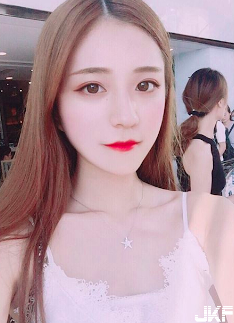大眼萌妹「白皙美肌超正點」，雪白大長腿真的太誘人！