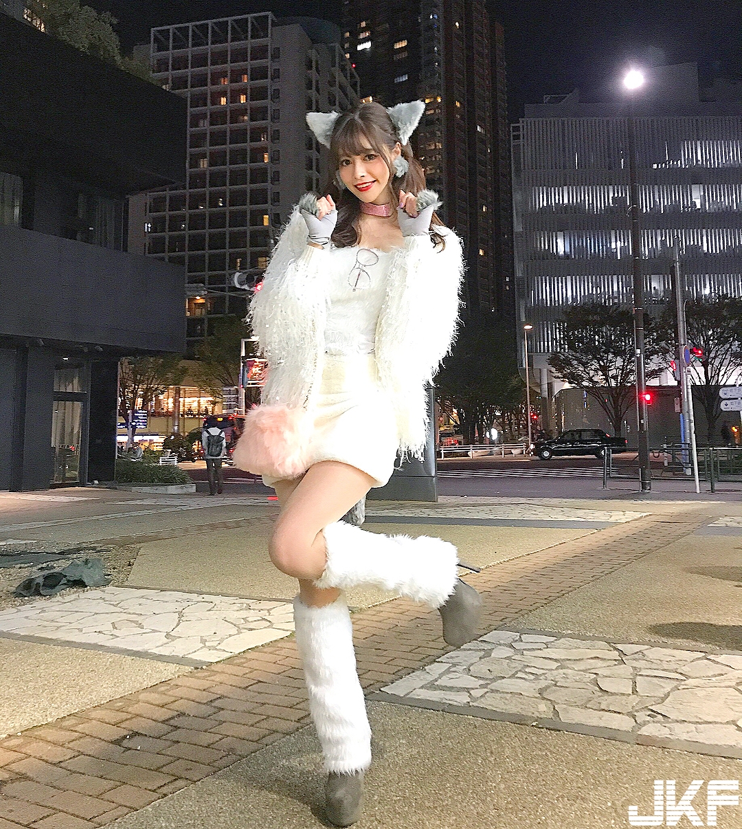 真的是空的！甜美鄰家正妹竟穿「簍空泳褲」賣弄性感，反差讓人意外！