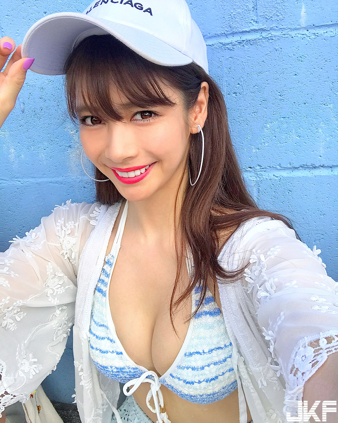 真的是空的！甜美鄰家正妹竟穿「簍空泳褲」賣弄性感，反差讓人意外！