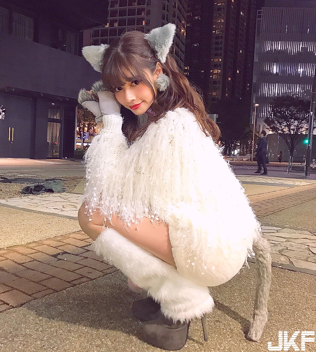 真的是空的！甜美鄰家正妹竟穿「簍空泳褲」賣弄性感，反差讓人意外！