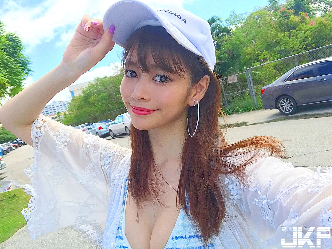 真的是空的！甜美鄰家正妹竟穿「簍空泳褲」賣弄性感，反差讓人意外！