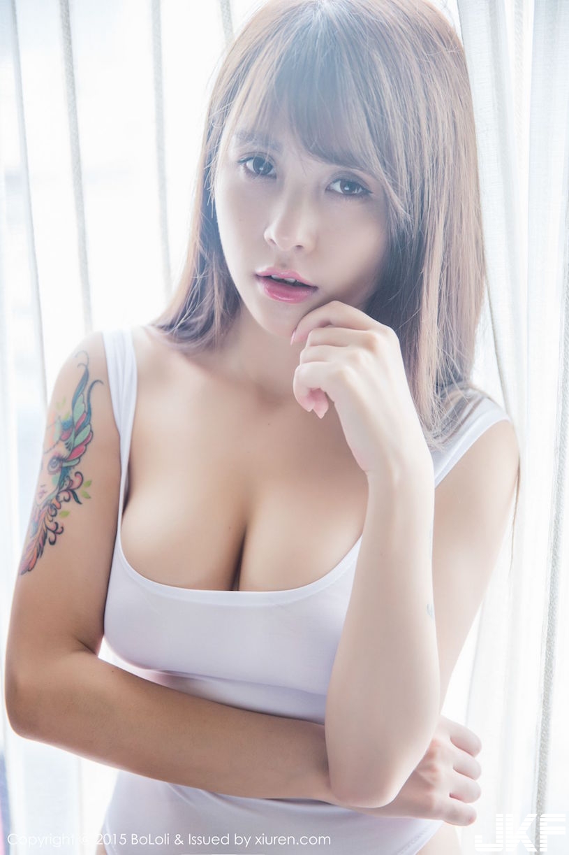天使與惡魔！美胸奶妹「挑逗戰袍」有夠胸猛！超邪惡「白嫩肉包」畫面好迷人&#8230;