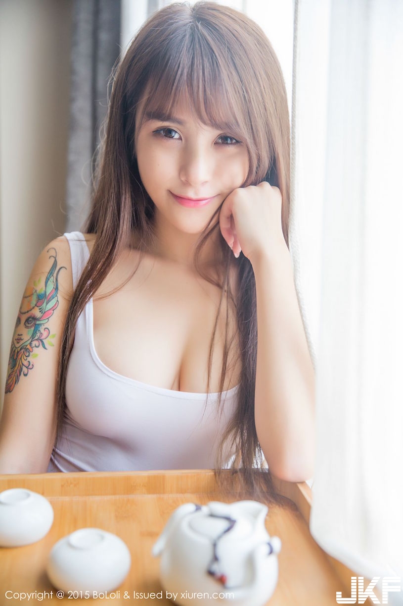 天使與惡魔！美胸奶妹「挑逗戰袍」有夠胸猛！超邪惡「白嫩肉包」畫面好迷人&#8230;