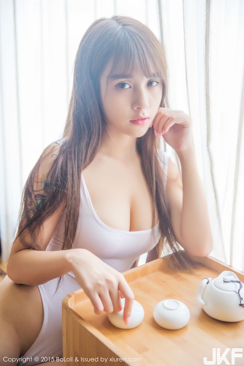 天使與惡魔！美胸奶妹「挑逗戰袍」有夠胸猛！超邪惡「白嫩肉包」畫面好迷人&#8230;