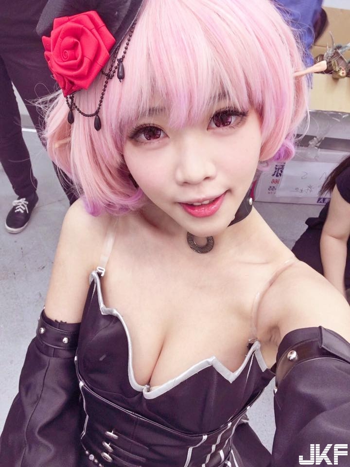 正妹熱愛「角色扮演」胸前中路大開，驚喜深溝「份量十足」畫面超養眼！