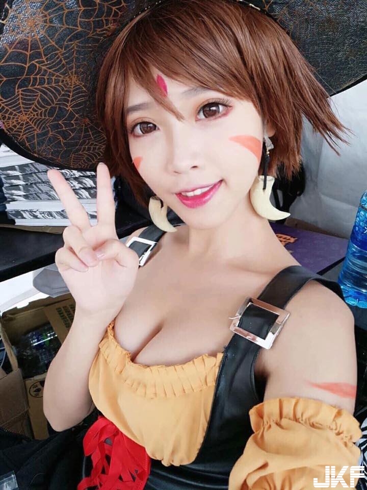 正妹熱愛「角色扮演」胸前中路大開，驚喜深溝「份量十足」畫面超養眼！