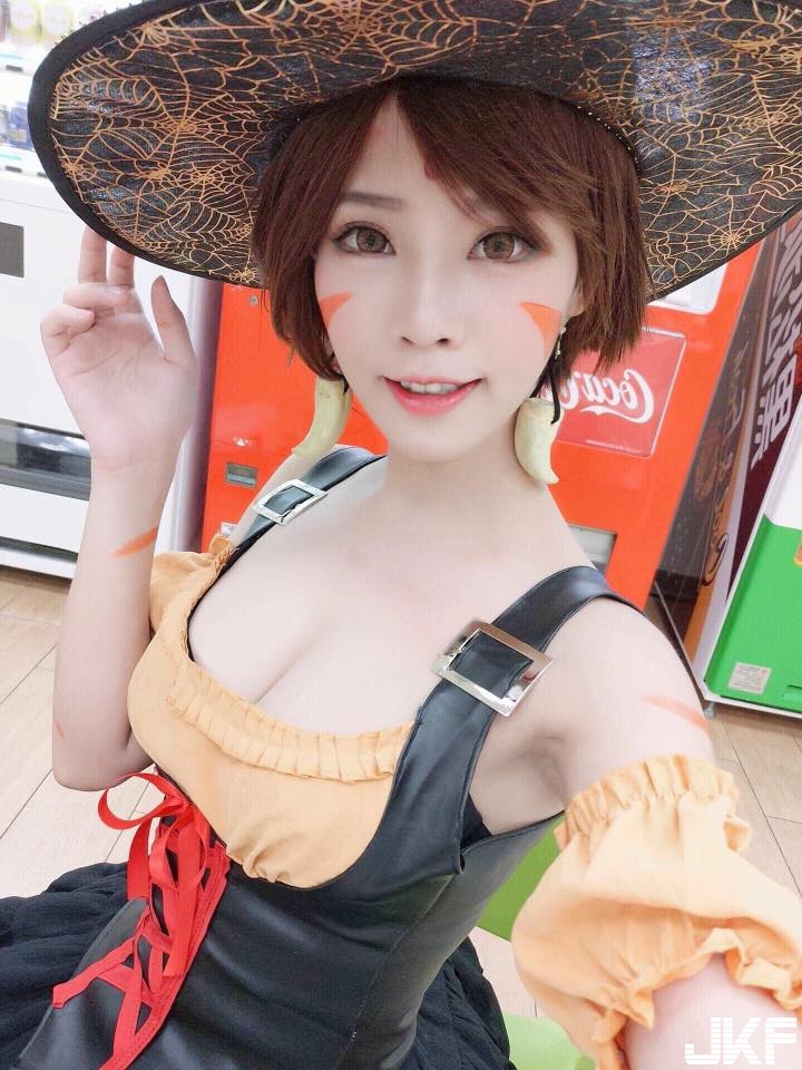 正妹熱愛「角色扮演」胸前中路大開，驚喜深溝「份量十足」畫面超養眼！