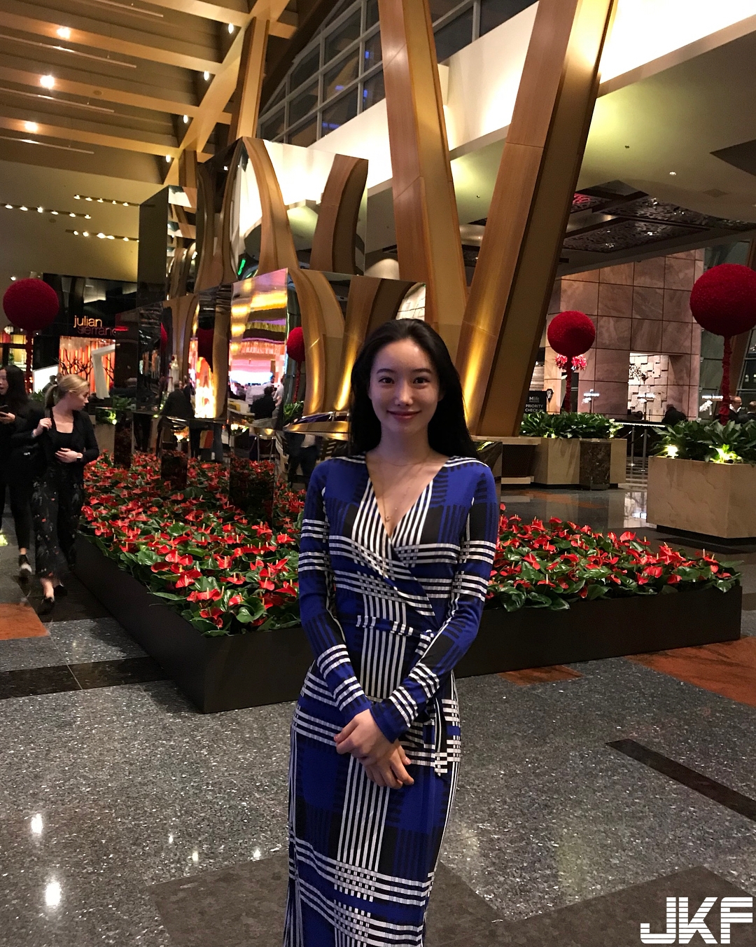 深V奶溝乍現！妹子自備一對「混圓大乳」上陣，領口下開胸前長輩快掉出