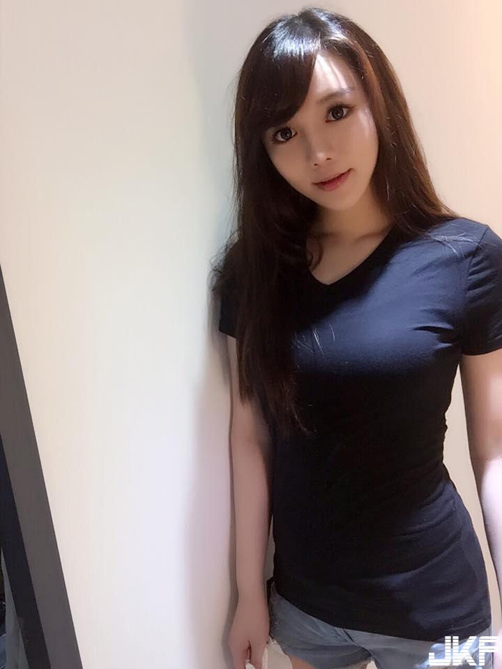 甜心巨乳妹「Kerr Wu」胸偉豐滿上圍讓男人忍不住掏出「金箍棒」了！
