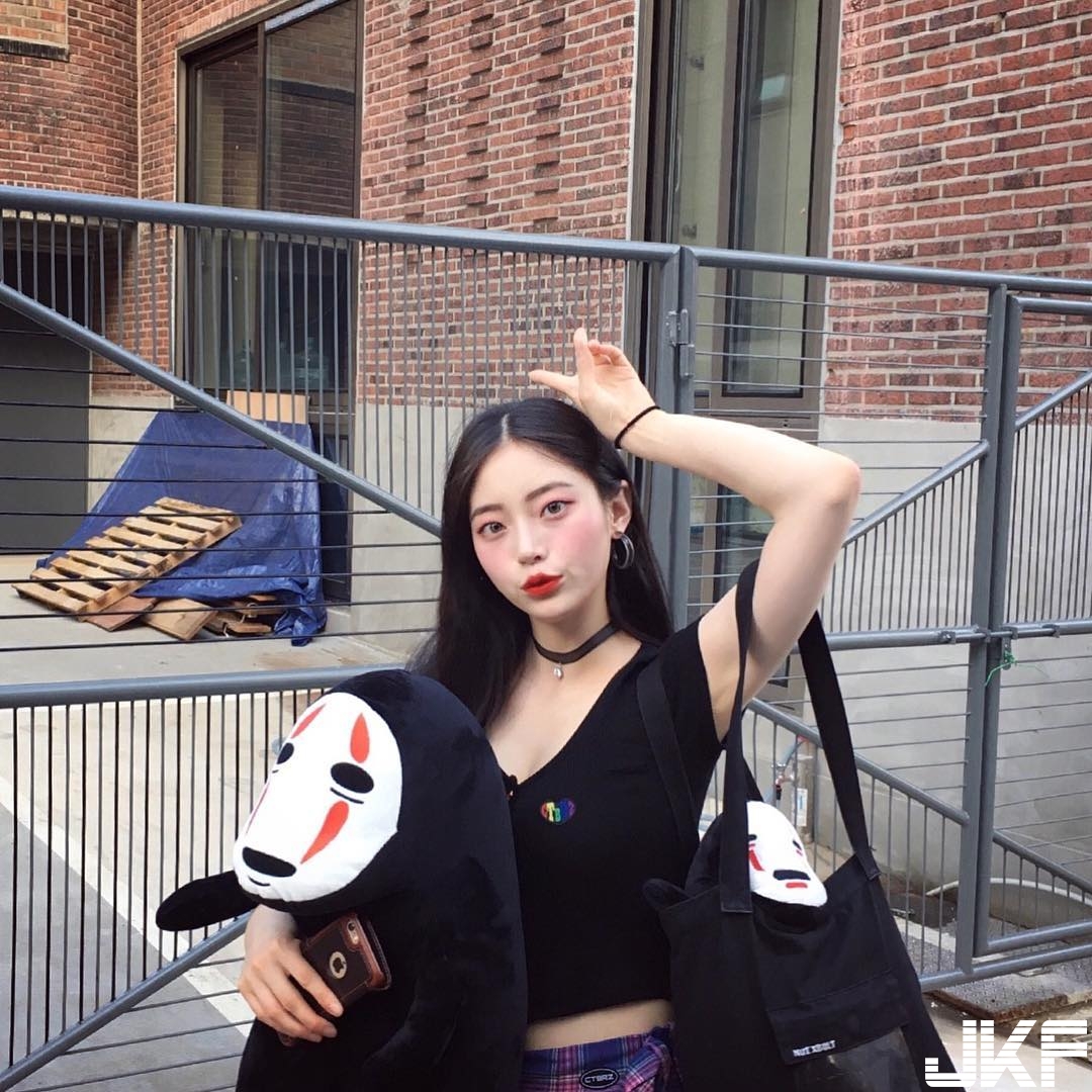 妹子衣服繃緊緊一對「渾圓乳球」滿到快溢出，帶球走的畫面好危險啊！