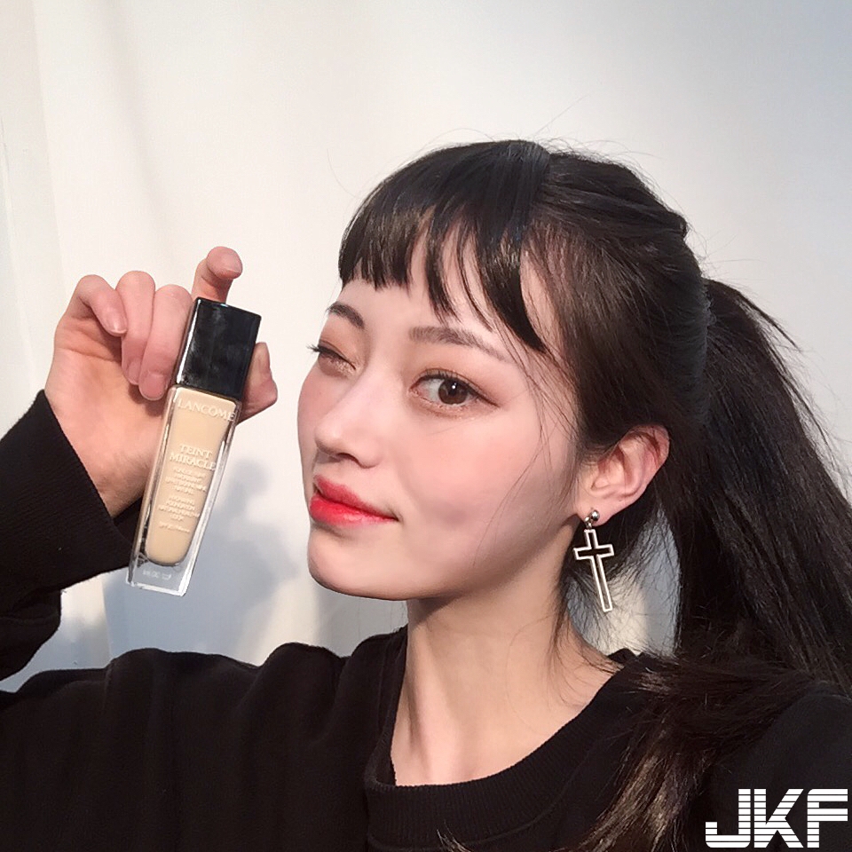妹子衣服繃緊緊一對「渾圓乳球」滿到快溢出，帶球走的畫面好危險啊！